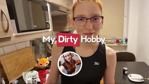 Шлюха на улице сосет хуй парню
