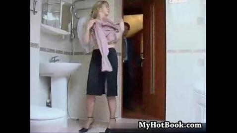 Трахнул шлюху на толчке в офисе