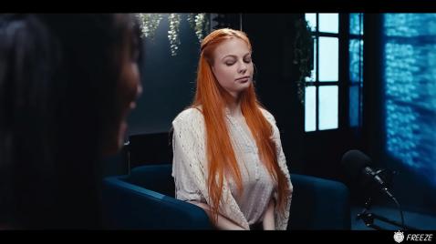 Лесби сидят в доме и общаются