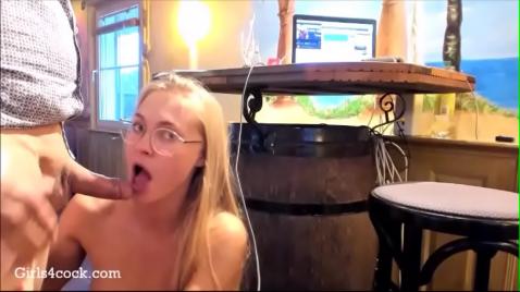 Шлюха отсасывает хер и ебется в офисе