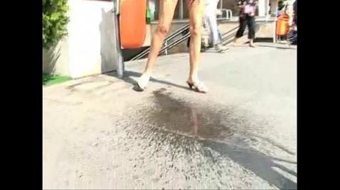 Блондинка писает на все вокруг без стеснения
